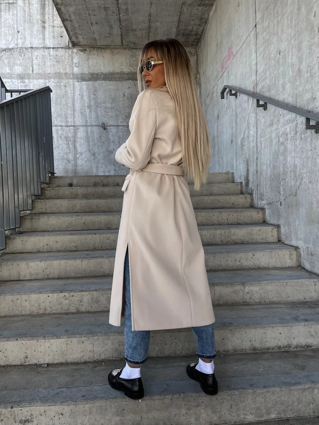 Abrigo Femenino Elegante con Solapa y Cinturón Ajustable