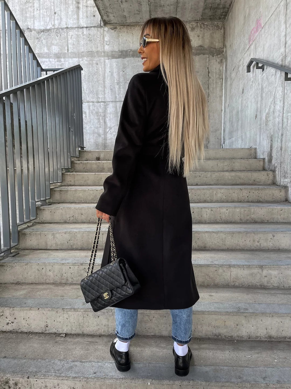 Abrigo Femenino Elegante con Solapa y Cinturón Ajustable